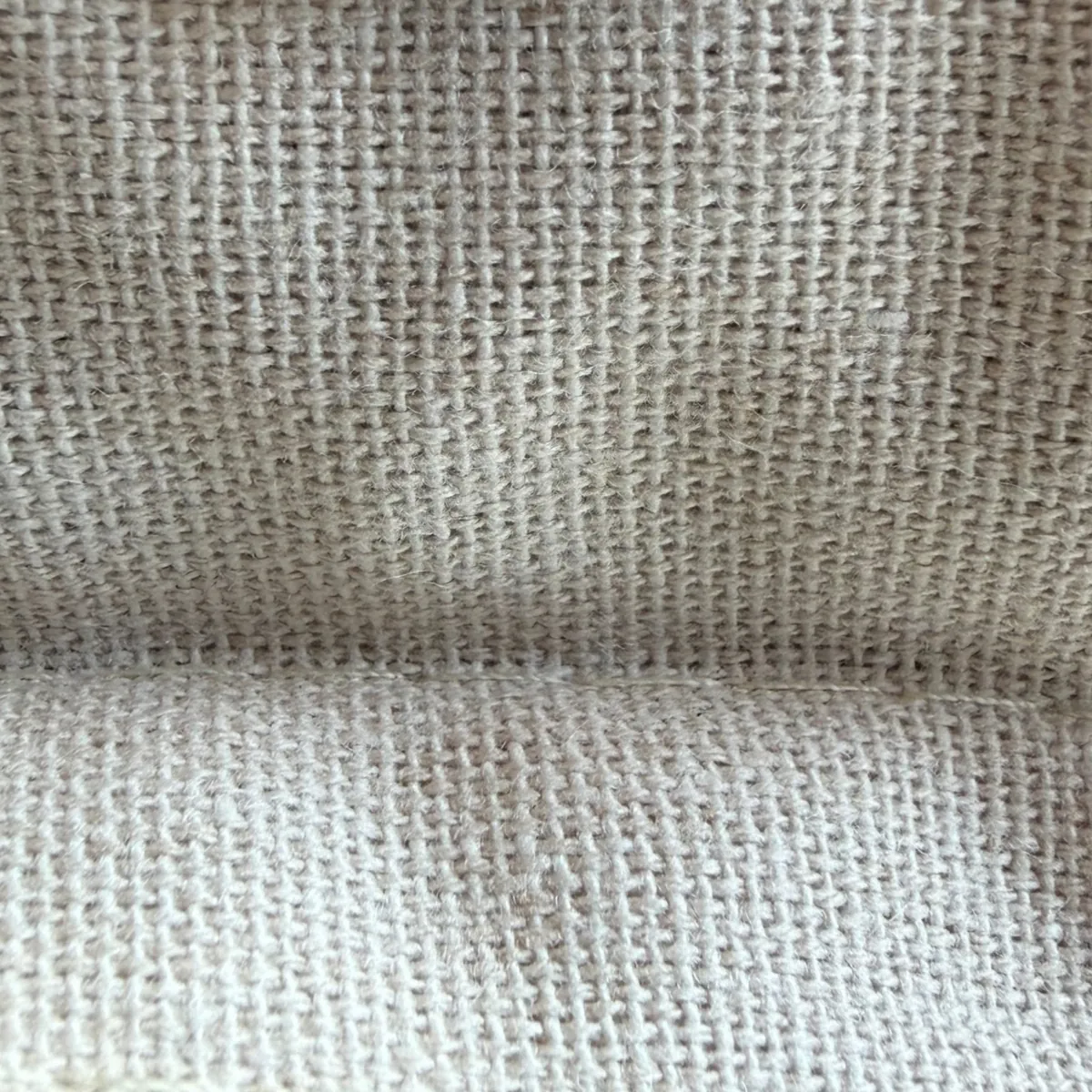 Nahaufnahme des Leinen-Baumwoll-Stoffs in natürlichem Beige.