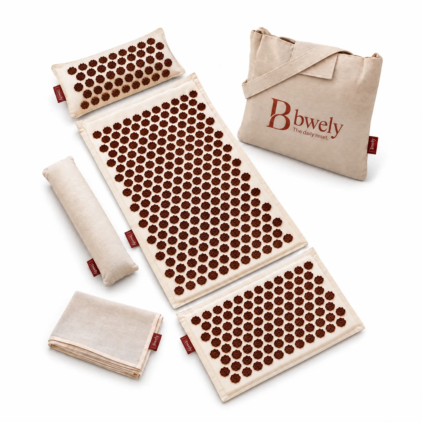 Die sechs Teile des BWELY Sets: Akupressurmatte, Nackenkissen, Lendenkissen, Bein- und Fußmatte, Einstiegstuch und Tragetasche.